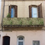 Barcellona Villanova con vetro giallo balcone e amorfo in facciata fascia unica